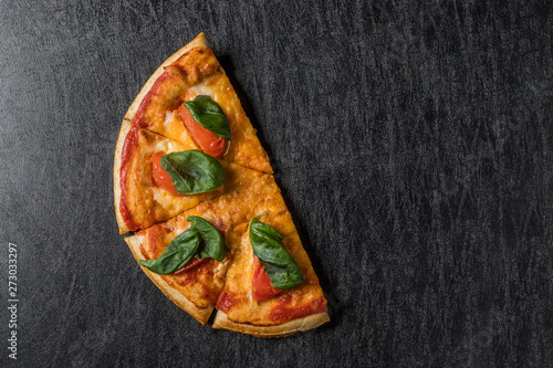 ピッツア Italian home-made pizza