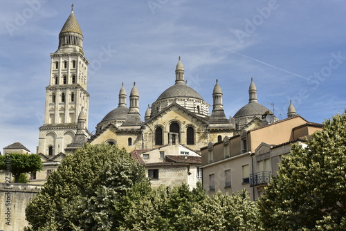 Dômes et pinacles de l'imposante cathédrale Saint-Front à Périgueux en Dordogne © Photocolorsteph
