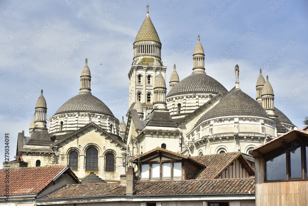 Dômes et pinacles de l'imposante cathédrale Saint-Front à Périgueux en Dordogne