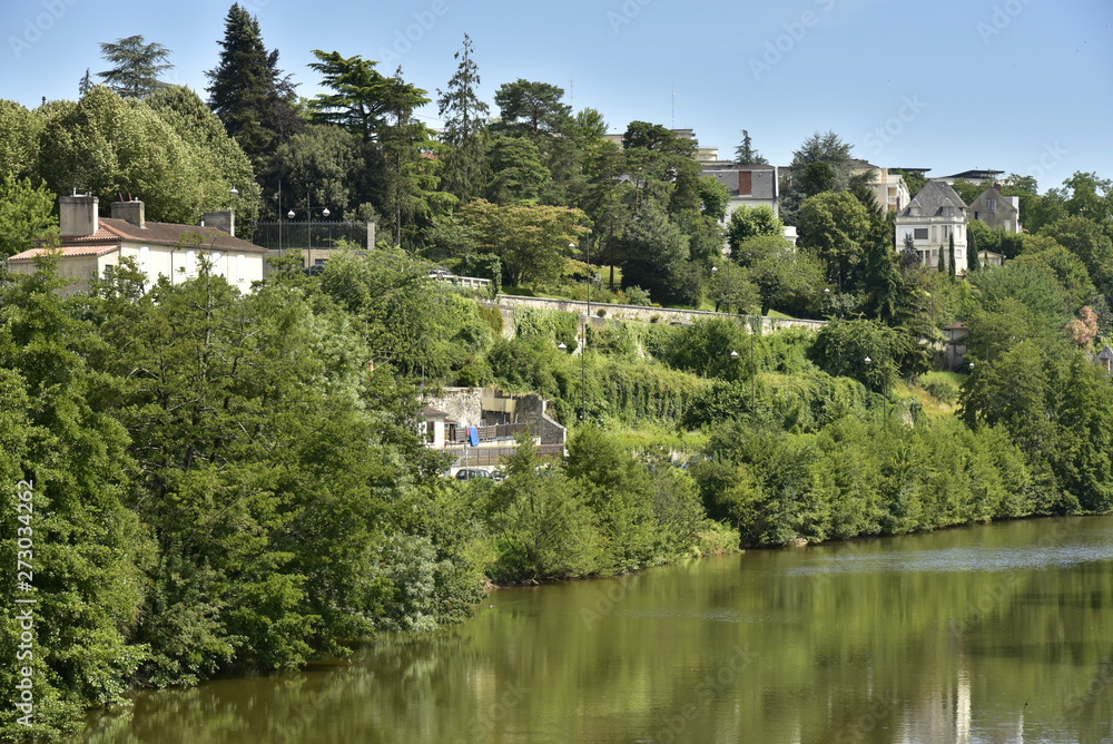 La végétation luxuriante en été le long de l'Isle en amont du centre historique de Périgueux en Dordogne