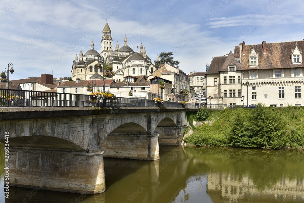 Le Pont des Barris et l'imposante cathédrale St-Front au centre historique de Périgueux en Dordogne