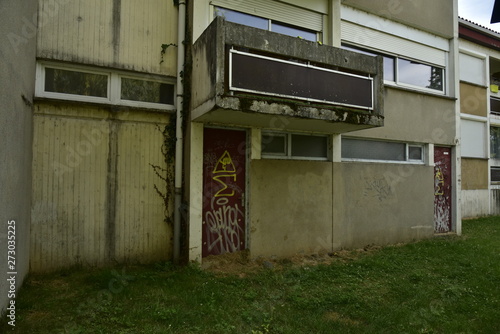 Graffitis sur l'une des portes arrières d'un complexe d'H.L.M. à Périgueux 