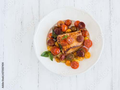 Photos vista desde arriba plato blanco sobre madera blanca con salmon y tomates cherrie