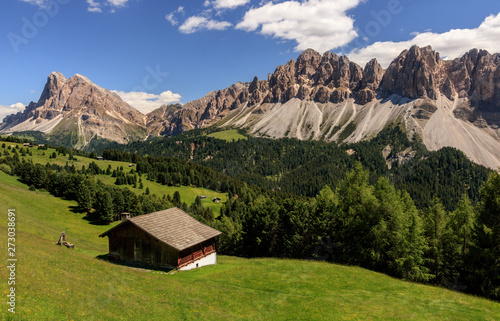 Hütte vor der Geislergruppe in den Dolomiten / mountain hut in the Italian dolomites (Gruppo delle Odle)