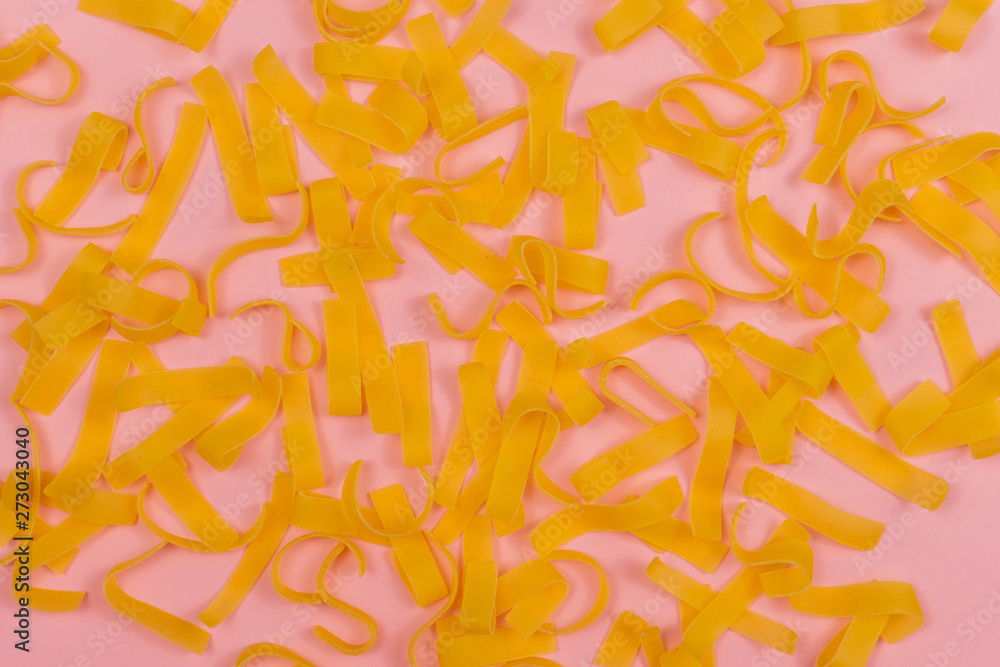 Obraz premium Pasta noodles on a pink background