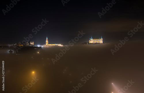 Ciudad de Toledo en la niebla (España)