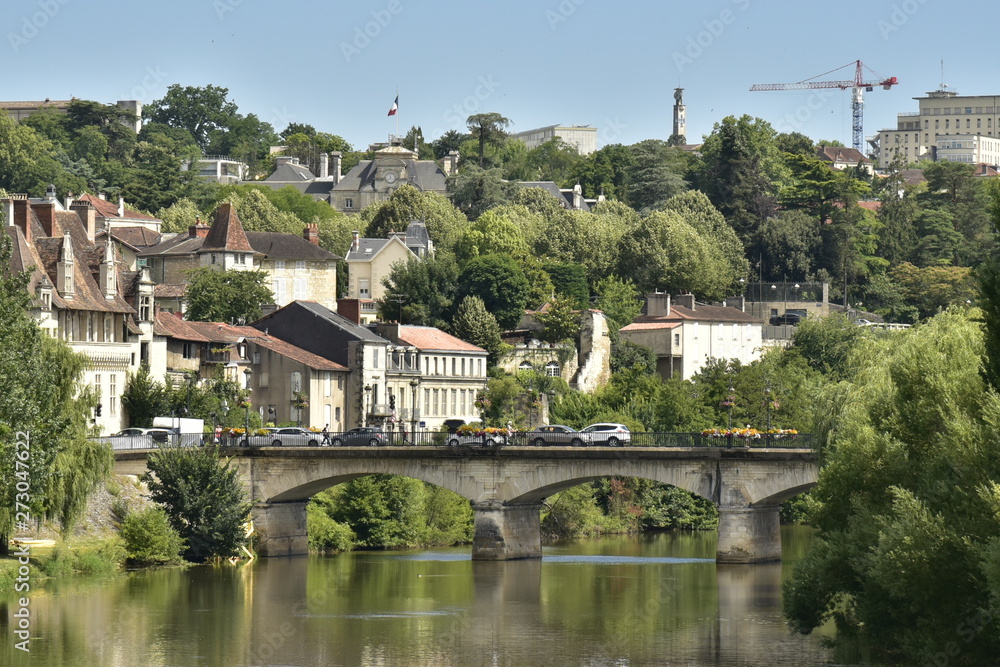 L'Isle et le pont de Barris dans la vallée verdoyante urbanisée à Périgueux en Dordogne