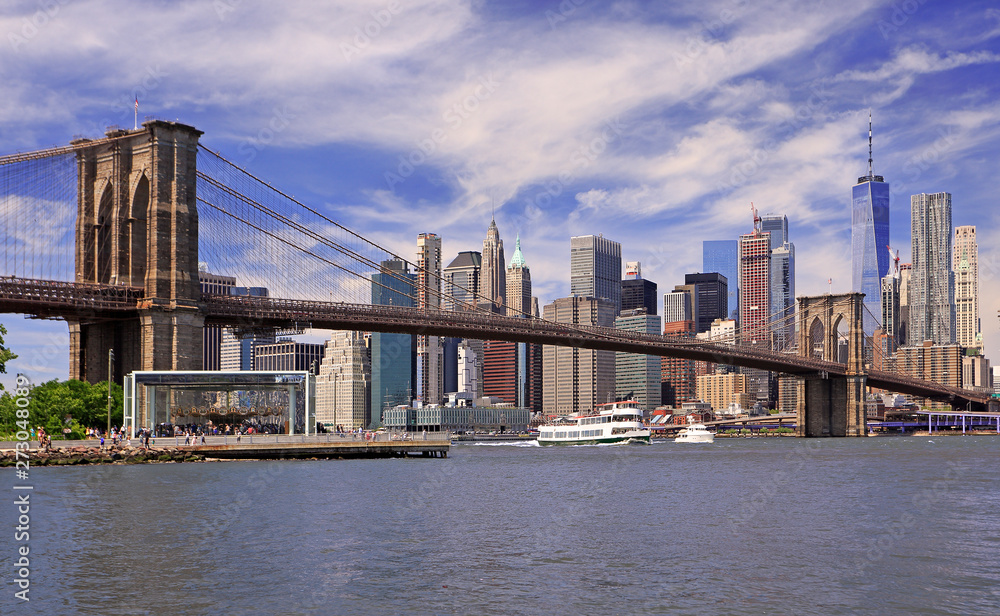  Skyline of downtown New York, Brooklyn Bridge and Manhattan, USA