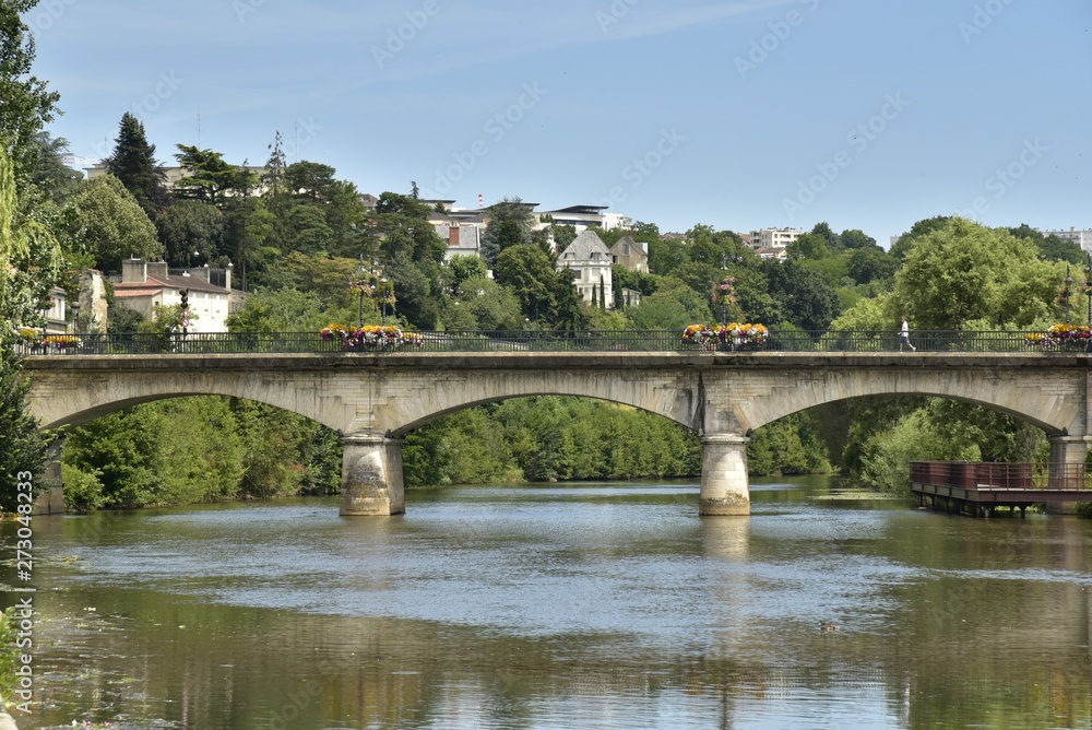Les arches du pont des Barris traversant l'Isle dans la vallée verdoyante à Périgueux en Dordogne