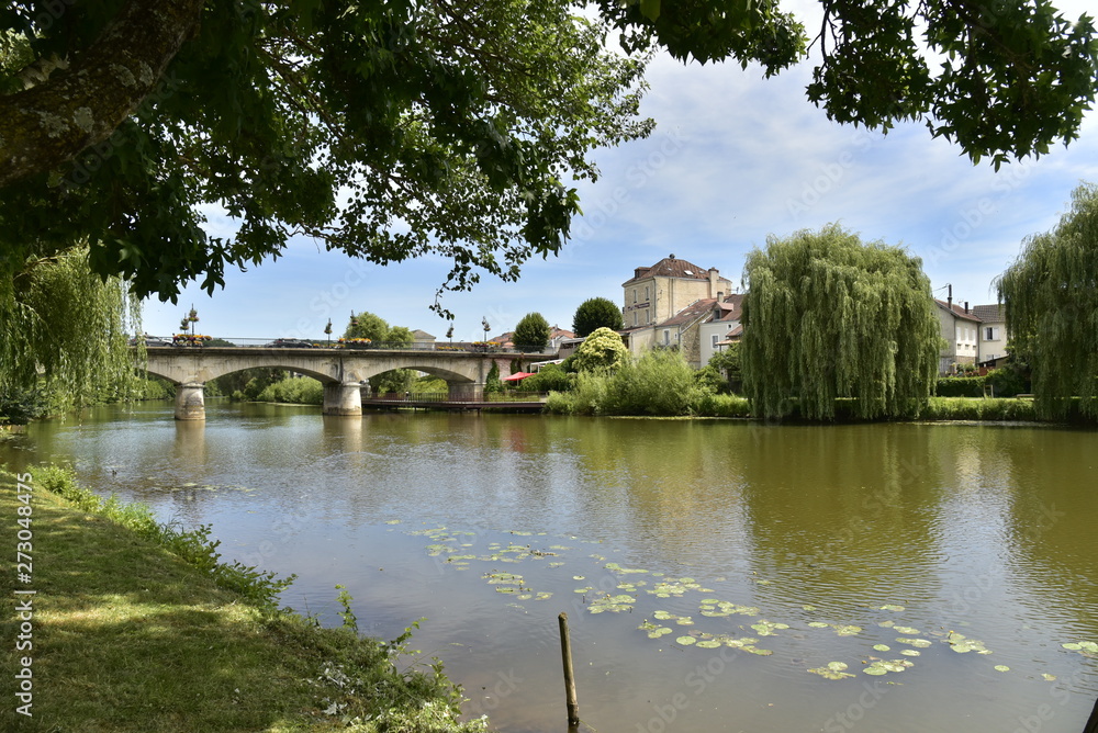 L'Isle et le pont des Barris à Périgueux en Dordogne L'Isle et le pont des Barris à Périgueux en Dordogne