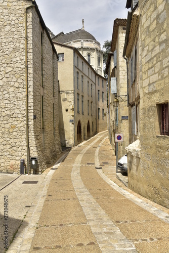 Rue   troite en forte pente vers la cath  drale St-Front dans le quartier m  di  val de Perigueux 