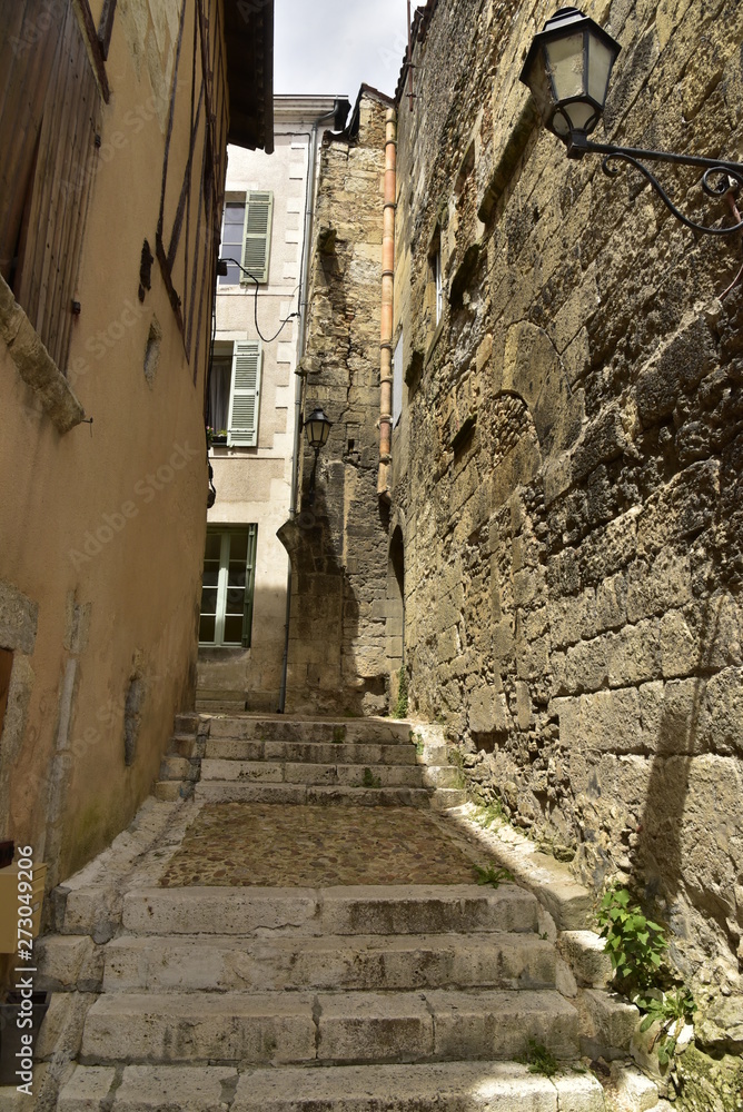 Ruelle avec escaliers entre les vieux murs du quartier médiéval de Périgueux en Dordogne