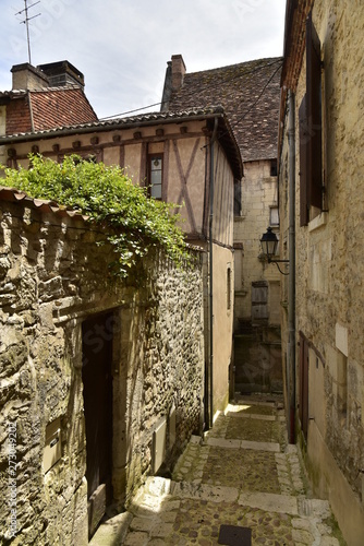 Ruelle avec escaliers entre les vieux murs du quartier m  di  val de P  rigueux en Dordogne