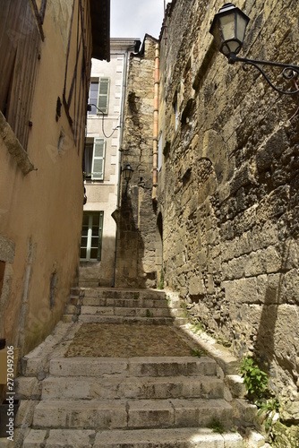 Ruelle avec escaliers entre les vieux murs du quartier médiéval de Périgueux en Dordogne © Photocolorsteph
