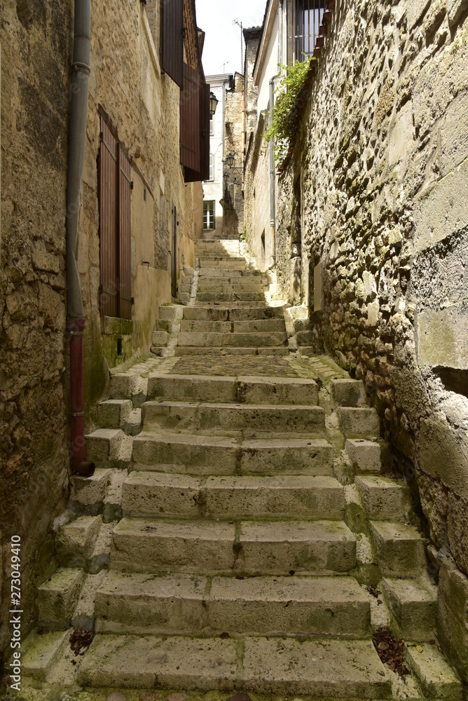 Ruelle avec escaliers entre les vieux murs du quartier médiéval de Périgueux en Dordogne