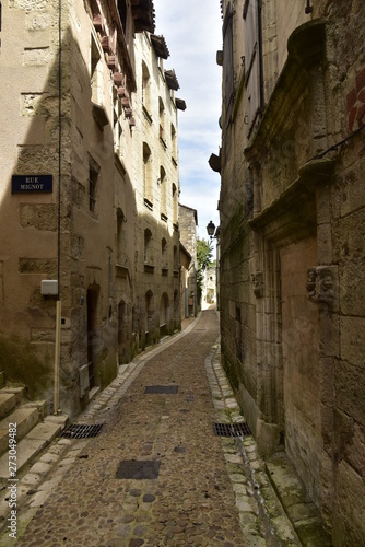 Ruelle entre les vieux murs en pierres et historiques au centre ville m  di  vale de P  rigueux en Dordogne