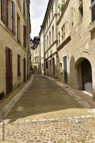 Fototapeta Naklejka Na Ścianę i Meble -  L'une des rues typiques au centre historique de Périgueux en Dordogne
