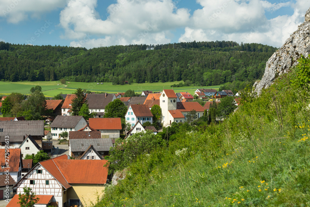 Fototapeta premium Ausblick auf Gutenstein bei Sigmaringen im Oberen Donautal