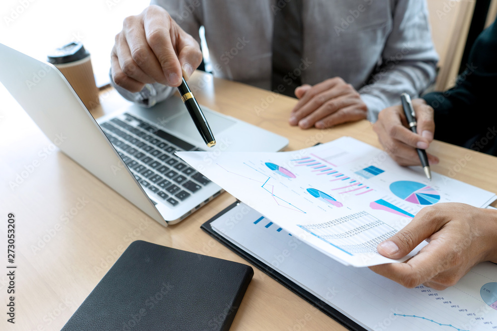 Obraz premium In business office businessman in meeting analyses chart