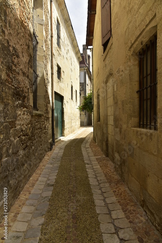 Ruelle typique dans le quartier médiéval de Périgueux en Dordogne © Photocolorsteph