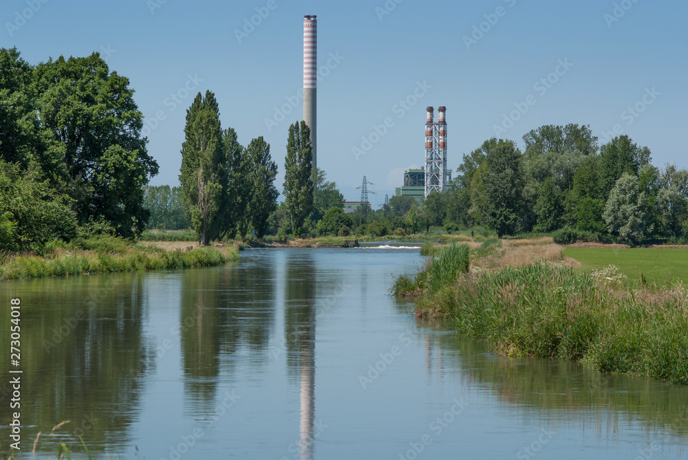 canale d'acqua per irrigazione agricola