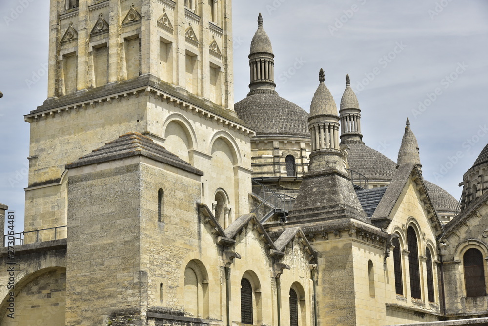 Dômes et pinacles de l'imposante cathédrale Saint-Front à Périgueux en Dordogne