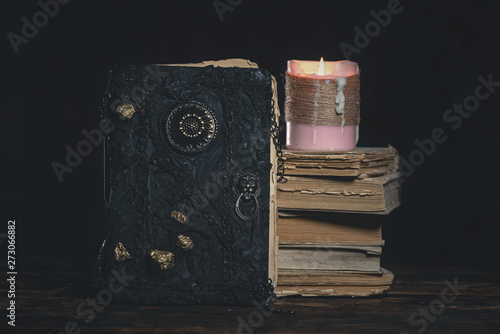 Foto Book of magic on the magician table. Witchcraft.