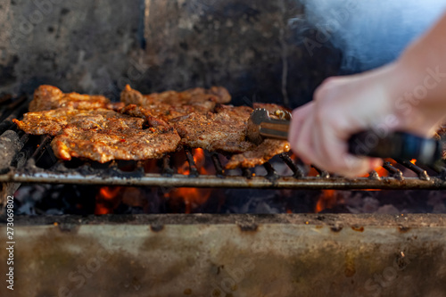 grill - karkówka, przewracanie karkówki na grillu