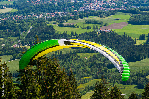 Ein Gleitschirmflieger liegt in den Alpen  photo