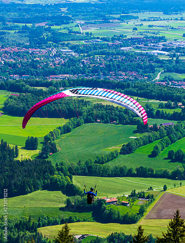 Ein Gleitschirmflieger liegt in den Alpen  photo