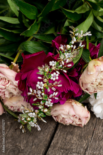 Принти на полотні Beautiful white and green jewelry with peonies