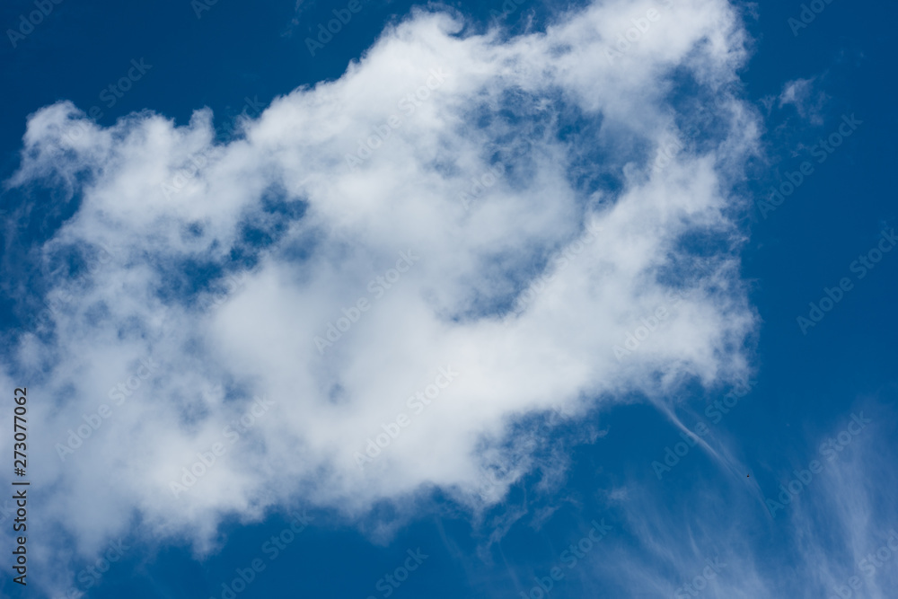 Obraz premium Big white cloud against sky