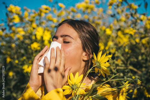 Canvastavla Pollen allergy, girl sneezing in a field of flowers