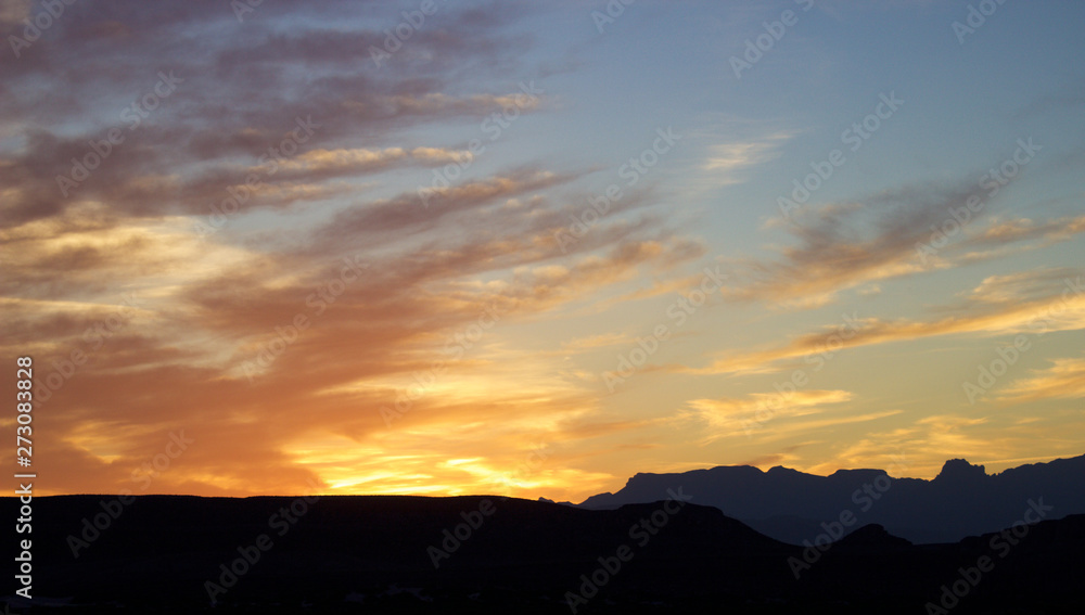 Obraz premium sunset in the mountains