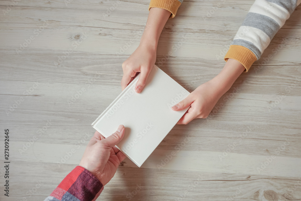 The person who passes the book and the person who receives it. 本を渡す人と受け取る人 The person who passes the book and the person who receives it. 本を渡す人と受け取る人