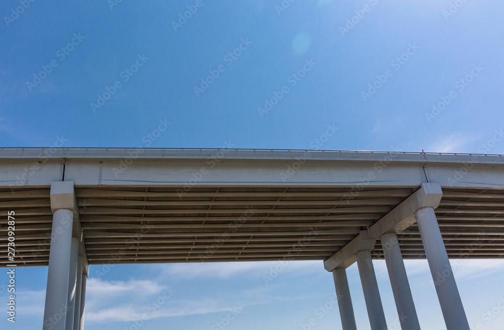 Fototapeta premium Tall expressway viaduct, the blue sky white clouds