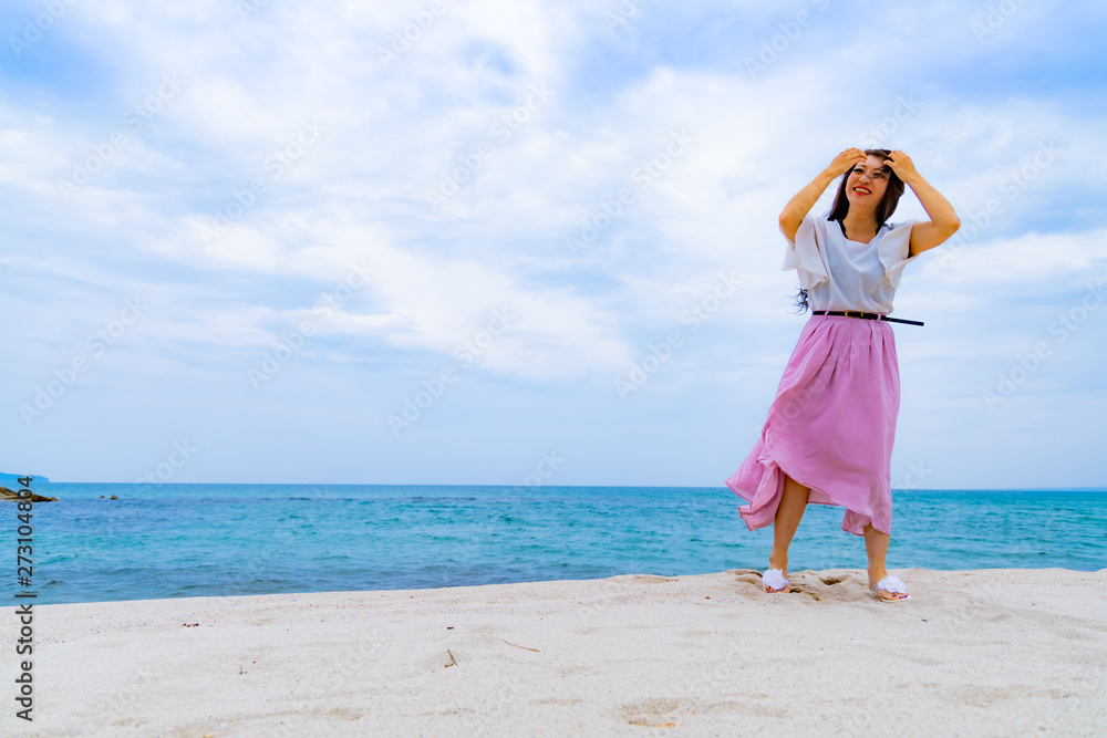 海　女性モデル　夏だ！！　ジャンプ