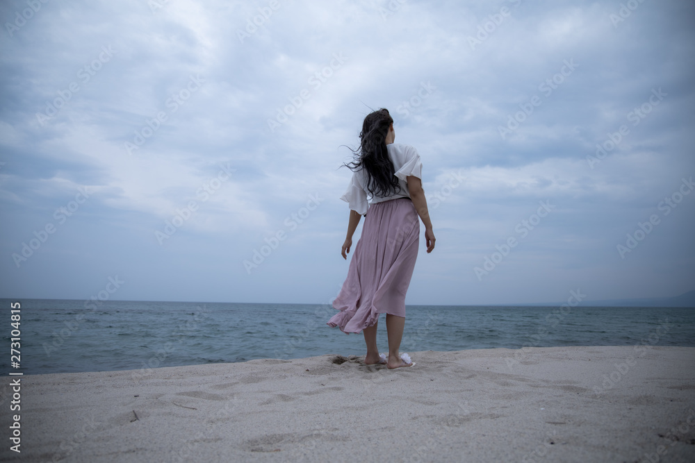 海 女性モデル 静かな感じ 海 女性モデル 静かな感じ