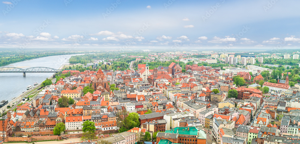 Krajobraz Torunia z lotu ptaka. Panorama starego miasta z rzeką Wisłą i Katedrą.