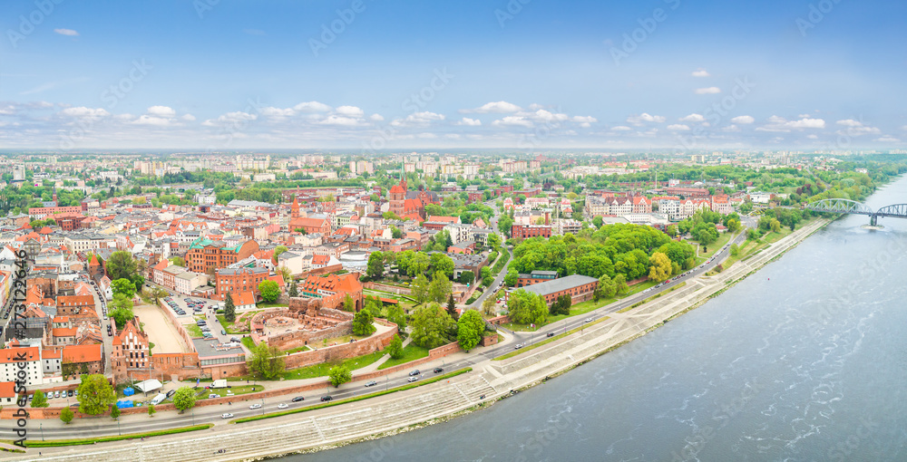 Panorama Torunia z ruinami zamku krzyżackiego i rzeka Wisłą. Krajobraz miasta z lotu ptaka.