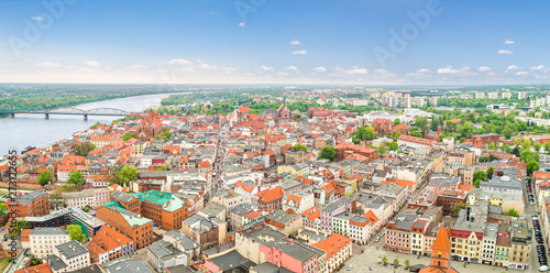 Toruń - panorama miasta z powietrza od rzeki Wisły do Rynku Nowomiejskiego. Krajobraz starego miasta z ulicą Szeroką.
