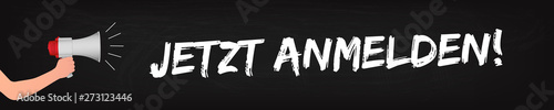 Hand hält Megaphon auf Kreidetafel Banner - Jetzt anmelden