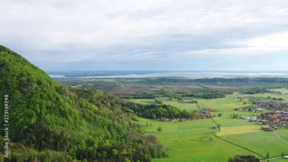 Drohnenflug über Berge mit Chiemseeblick Drohnenflug über Berge mit Chiemseeblick