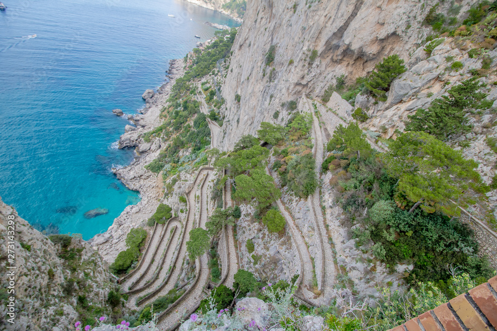 Berühmter Serpentinenpfad Via Krupp auf der Insel Capri in Italien Berühmter Serpentinenpfad Via Krupp auf der Insel Capri in Italien
