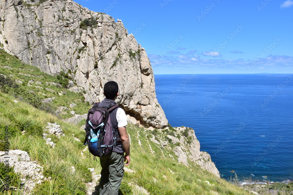 Escursionista su monte santa margherita- capo gallo- Palermo Sicilia, località sferracavallo. Trekking tra il mare e la Montagna