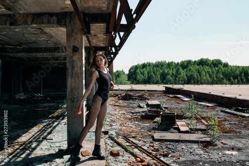 photo session with a young girl in a ruined building