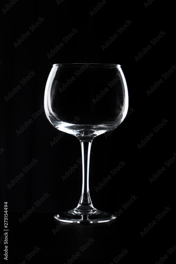 copa de vino o agua de cristal en fondo negro copa de vino o agua de cristal en fondo negro