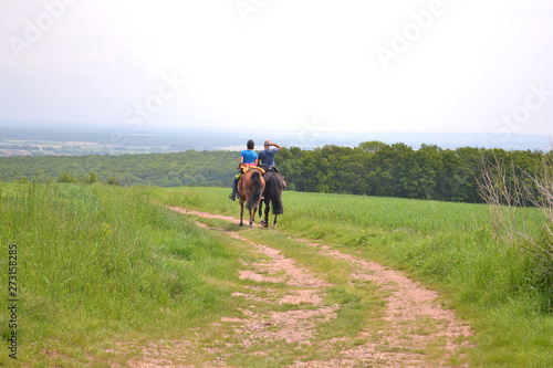 Deux cavaliers à cheval dans la campagne, Alsace, France © Céline