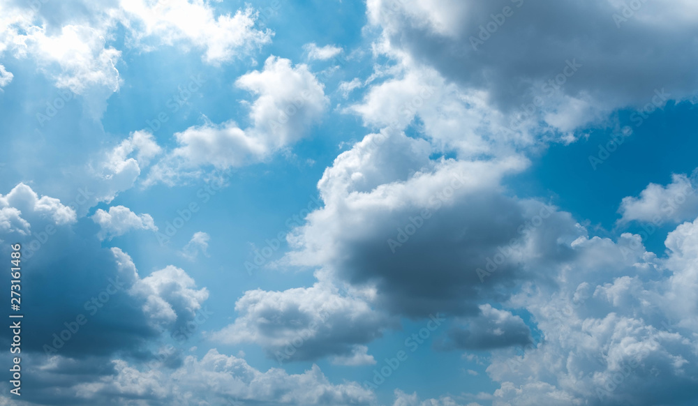 Obraz premium Clouds near sunset before rain blue sky
