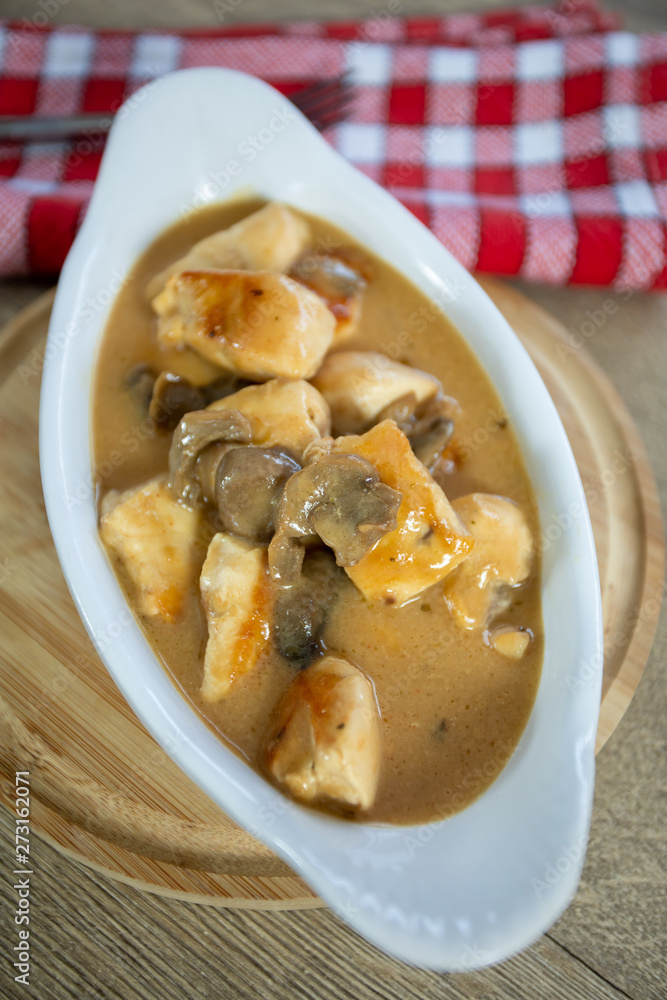 poulet aux champignons poulet aux champignons